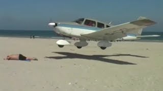 Flugzeug landet fast im Sand auf einem Urlauber am Strand von Helgoland [upl. by Kirtap]