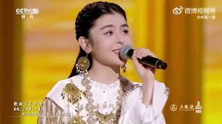 王霏霏 Wang Feifei singing quot月牙湾quot at CCTV Special [upl. by Stefanac]