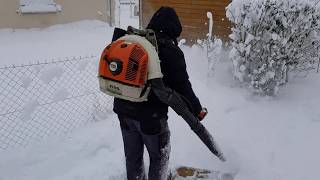 Souffleur stihl br550 VS la neige [upl. by Udela]