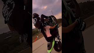 Wheeling Kawasaki 636 ninja wheelingstuntkawasaki636ninja636 bikewheelingbikergirlviralshorts [upl. by Arakahs]