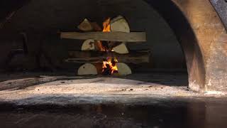 Come accendere un forno a legna per pizza napoletana [upl. by Nnodnarb460]