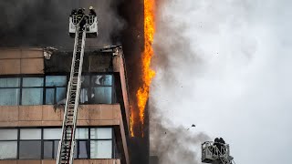 Großbrand in Moskau Mehrstöckiges Bürogebäude steht in Flammen [upl. by Nythsa]