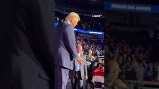 Donald Trump empezó el día de las elecciones bailando YMCA en Michigan [upl. by Krik]