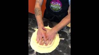 Voici comment étaler une pâte à pizza à la main  Schiaffo Napoletano [upl. by Beare]