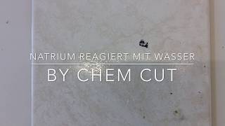 Natrium reagiert mit Wasser [upl. by Cavil768]