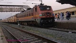 MidMounted Headlight Howrah Shed Wap4 hauling 13015 Howrah  Jamalpur Kaviguru Express [upl. by Enirehs]