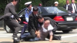 独占スクープ安倍晋三総理車列に男突入即警視庁SPに取り押さえられる終戦の日 2013815 [upl. by Bertila]