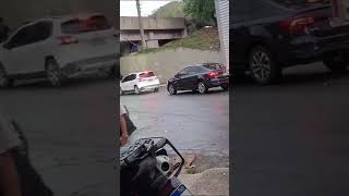 ARVORE CAI EM GUINCHO DA POLICIA EM BARRA MANSA CHEIO DE MOTOS APREENDIDAS automobile viralvideo [upl. by Aztinaj]