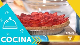 Recetas de cocina Cómo hacer Pastel de Fresas o Pavlova  Un Nuevo Día  Telemundo [upl. by Eireva102]