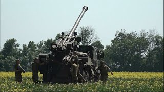 Ukraine  avec les artilleurs ukrainiens qui utilisent des canons Caesar fournis par la France [upl. by Lrat]