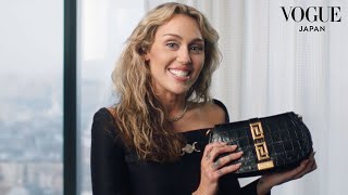 マイリー・サイラスのバッグの中身は？愛用するカブキブラシや万能アイテムを紹介。  In The Bag  VOGUE JAPAN [upl. by Otirecul261]