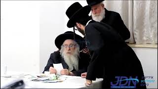 Sanz Klausenburg Rebbe meeting with chassidim taking kvitlach in Bnei Brak Elul 5783 [upl. by Walliw837]