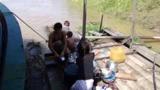 RIBEIRINHO LAVANDO LOUÃ‡A NA BEIRA DO RIO COPEA  AMAZÃ”NIA [upl. by Hetti]