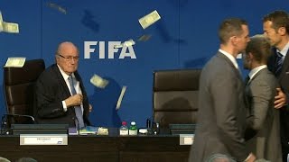 Sepp Blatter dilempar uang [upl. by Xuaeb]