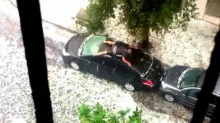 Fm 899  Granizo en Mar del Plata Un hombre cubre su coche con su propio cuerpo [upl. by Elonore]