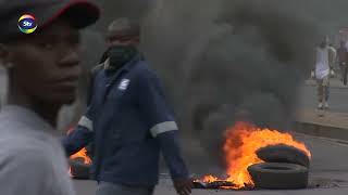 Manifestantes e Polícia entram em confrontos em Maputo [upl. by Augustine417]