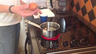 Faire un bel oeuf poche  Astuce Cuisiner des oeufs [upl. by Trimmer353]