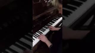 Mama Coya Alyona toca piano em Donetsk na Rússia [upl. by Sasnett467]