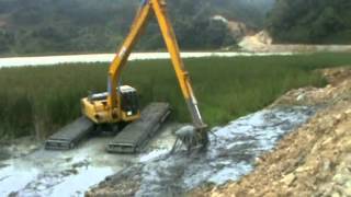 FLOATING AMPHIBIOUS EXCAVATOR SWAMP BACKHOE komatsu PC 200 long arm [upl. by Wolford811]