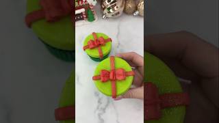 Wrap up your cupcakes🎁🧁 cupcake cakedesign christmas christmasbaking cuteideas cakedbyrach [upl. by Nylekoorb]