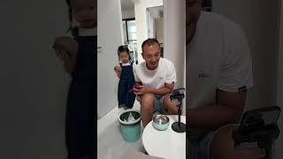 爸爸看手机太入迷，逗逗他，给他火龙果换成砖头…funny 搞笑 baby [upl. by Gurango]