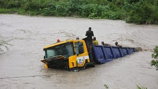 LIVE Mvua Yasababisha Mafuriko Makubwa Dar Mmoja Afariki Jangwani [upl. by Trebron871]