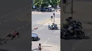 🚨 PolizeiMotorrad erfasst Radfahrerin 🚴‍♀️ police polizei unfall fahrrad berlin [upl. by Shel832]