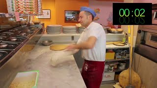 Il pizzaiolo più veloce del mondo è di Reggio Emilia ecco la sua pizza in 20 secondi [upl. by Anaitat]