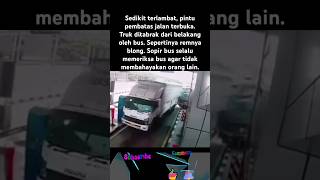 Truk ditabrak dari belakang oleh bus Sepertinya remnya blong truk bus blong [upl. by Ahnavas]