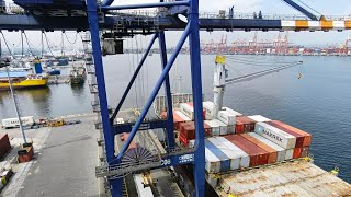 How to Unload amp Loading the Giant Maersk Line Container Ship Quay Crane Operation [upl. by Neron]