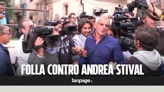 La folla contro Andrea Stival quotSchifosi tu e Veronica avete ammazzato Lorysquot [upl. by Hussar726]