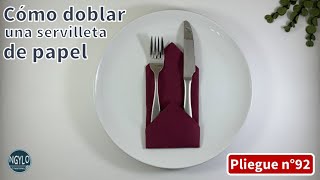 Cómo doblar una servilleta de papel con un bolsillo triangular para cubiertos  Decoración de mesa [upl. by Aidole]