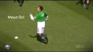 Mesut Özil jongliert mit Kaugummi [upl. by Akemehc]