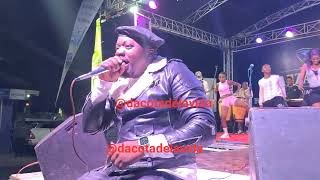 Mirinda Nyeusi akishambulia Jukwaa Arusha ktk Onyensho la Mjengoni Classic Band [upl. by Earahs]