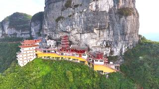 贵州深山发现一座巨大的古寺庙，竟屹立在大山悬崖下1000多年，太壮观了！｜A huge temple in Guizhou stands at the foot of a mountain cliff [upl. by Narud]