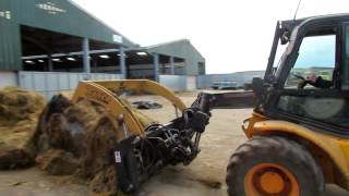 Filling the diet feeder with silage [upl. by Reppiks]