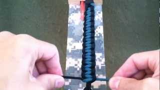 Paracordist How to make a two color paracord bracelet Cobra Weave  Solomon Bar [upl. by Michaeu]