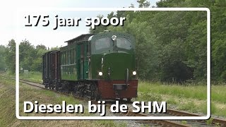 Dieseltrein SHM langs spoorwegovergang in Hoorn [upl. by Streetman]