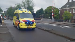 PIEPENDE BANDEN politie en ambulances met spoed naar meldingen in Amsterdam [upl. by Violeta]