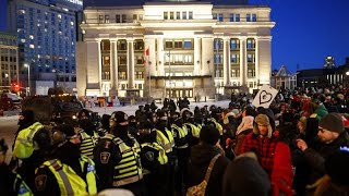 La police intervient pour évacuer les contestataires des rues dOttawa 70 arrestations [upl. by Hausmann59]