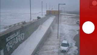 Au Portugal locéan frappe toujours 2 fois  des vagues géantes déferlent sur les côtes [upl. by Gadmann]