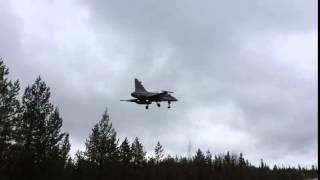 Jas 39 Gripen landar på vägbas i Finland [upl. by Aseuqram]