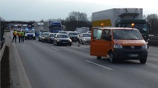 A1Hamburg Sechs Fahrzeuge in Unfall verwickelt  Absicherung autobahnnothelfer 11032016 [upl. by Noteloc]