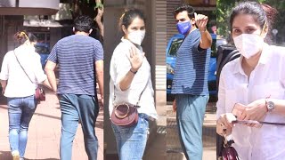 Pregnant Sagarika Ghatge Visits Clinic With Husband Zaheer Khan In Bandra [upl. by Aihsetel]