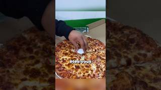 Pourquoi cette table à lintérieur dune pizza😨🍕 [upl. by Adierf]