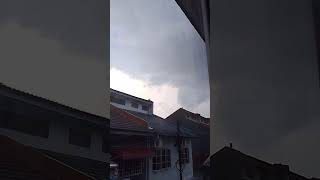 Awan hitam berarak menutup Awan putih bersama cahaya Merah di langit jam 320 Petang16 Hb Nov 2024 [upl. by Champ]