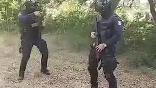 Policías bailando el tikita [upl. by Agarhs25]