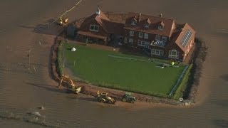 Floods in Somerset Island house as owner builds makeshift flood barricade [upl. by Squire]