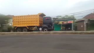 Keren Luurrr Tiga Dump Truk Quester Ngebut [upl. by Towland]