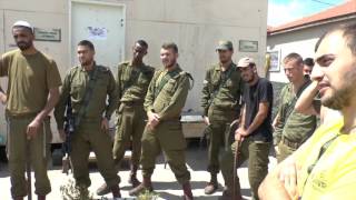 Israel Heute verteilt Gutscheine für eine BurgerMahlzeit an Soldaten [upl. by Naiva]